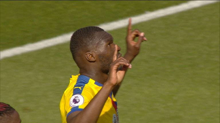 VIDEO: Benteke đánh đầu tung lưới Arsenal
