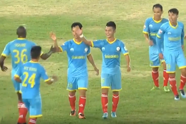 Thắng trên ‘sân ruộng’, S.Khánh Hòa vào chung kết Mekong Cup 2017