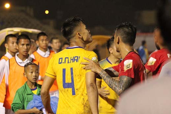 Tuyển thủ Việt Nam đòi 'ăn thua' với đàn anh ngay trên sân