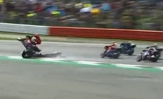 VIDEO: Tai nạn kinh hoàng tại giải MotoGP chỉ vài giây sau khi xuất phát