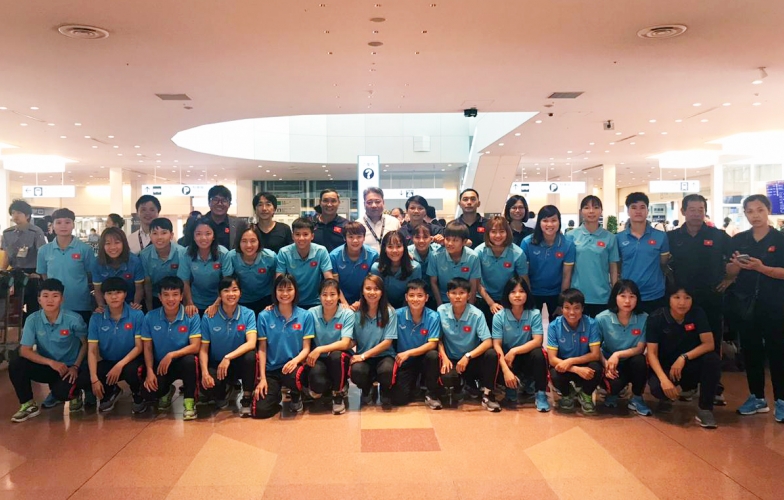 HLV Toshiya Miura ra tận sân bay đón tuyển Việt Nam sang Nhật tập huấn