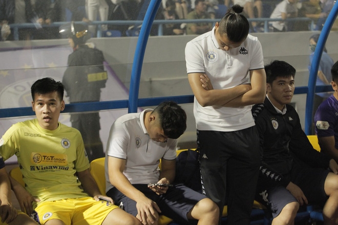 VIDEO: Cầu thủ Hà Nội thẫn thờ khi nghe tin Viettel vô địch