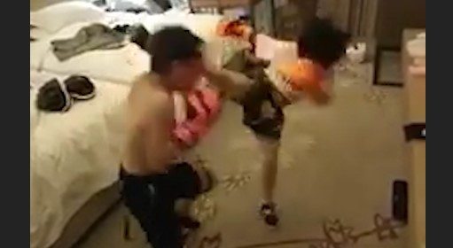 VIDEO: Pha solo MMA cực chất của em gái với anh trai trong phòng ngủ