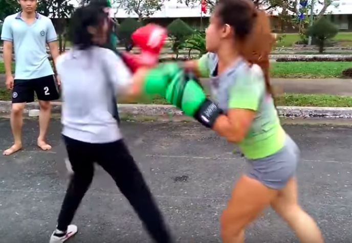 VIDEO: 2 bạn nữ xinh đẹp so tài boxing trên phố đi bộ