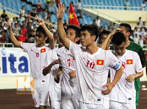 VIDEO: U19 Việt Nam của Công Phượng, Tuấn Anh đá tikitaka như Barcelona