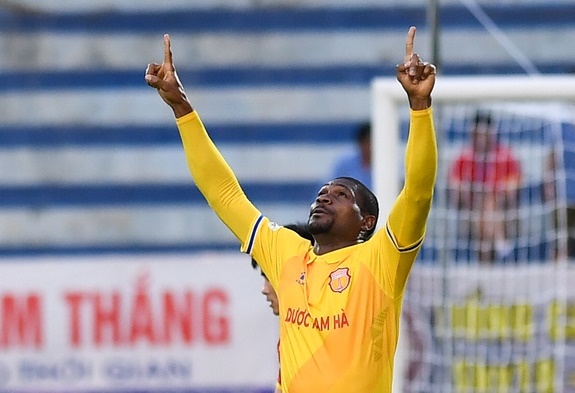VIDEO: Sân Thiên Trường nổ tung với bàn thắng của Tony Agbaji