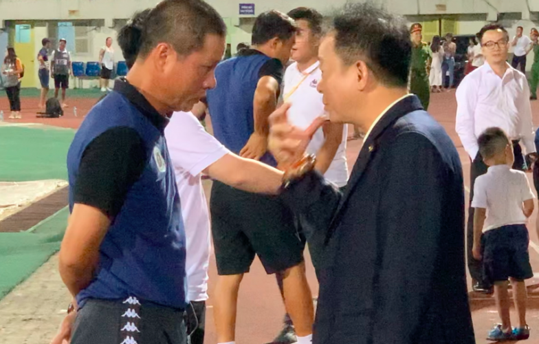 VIDEO: Bầu Hiển động viên HLV Chu Đình Nghiêm và cầu thủ Hà Nội