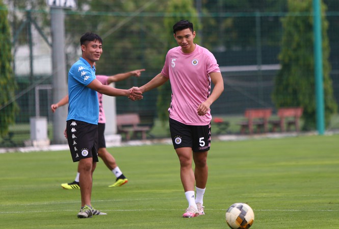 VIDEO: Văn Hậu như 'ngoại binh' trong buổi tập của Hà Nội FC