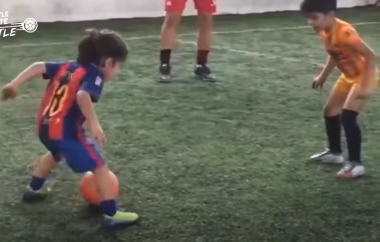 VIDEO: Kinh ngạc với bé gái 5 tuổi đi bóng qua cả 'rừng hậu vệ'