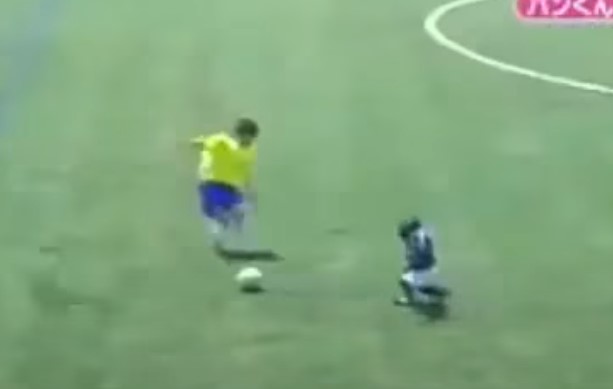 VIDEO: Chú khỉ đi bóng 'cực ngầu' qua luôn 2 cầu thủ 