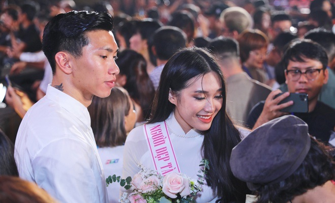 Văn Hậu rơi lệ vì bạn gái trượt ngôi Hoa hậu Việt Nam 2020