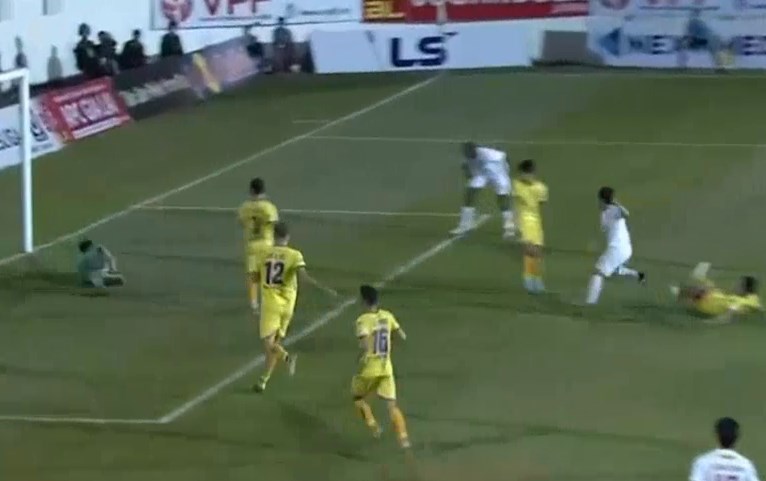 VIDEO: Minh Vương ghi bàn thắng đầu tiên cho HAGL dưới thời Kiatisak