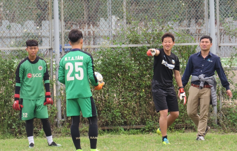 HLV của ĐKVĐ Nhật Bản sang huấn luyện U17 Hà Nội FC 