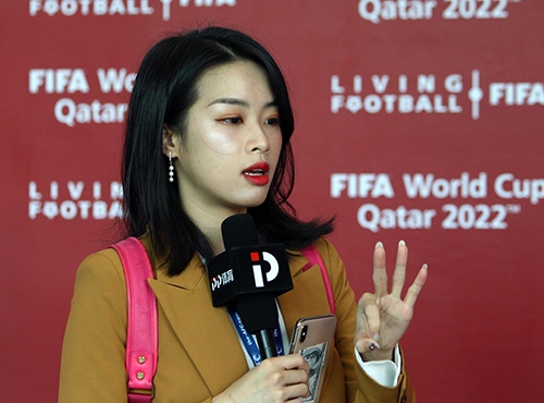 Nữ phóng viên xinh đẹp tại lễ bốc thăm VL World Cup 2022