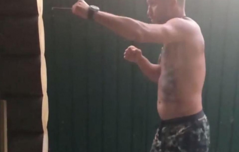 Ấn tượng nhà vô địch Boxing Vasyl Lomachenko đóng đinh bằng tay trần