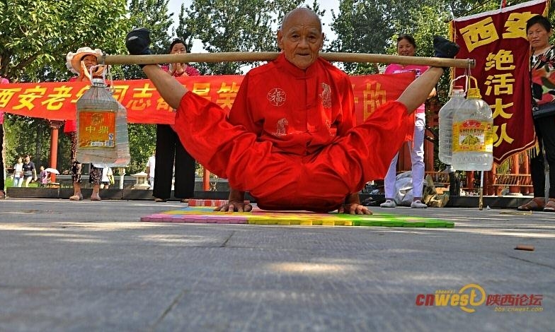 Công phu đáng kinh ngạc của những lão niên người Trung Quốc