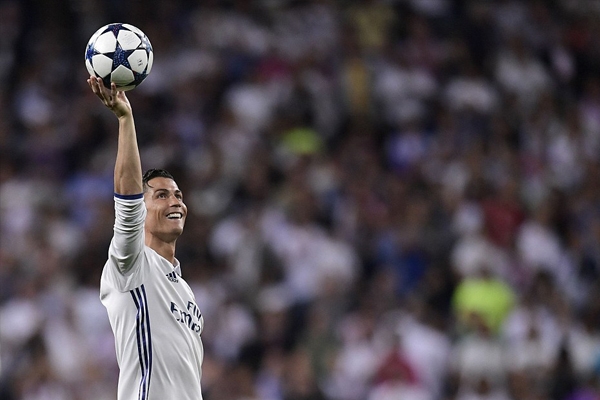 Ronaldo lập hat-trick, Real vào bán kết Champions League