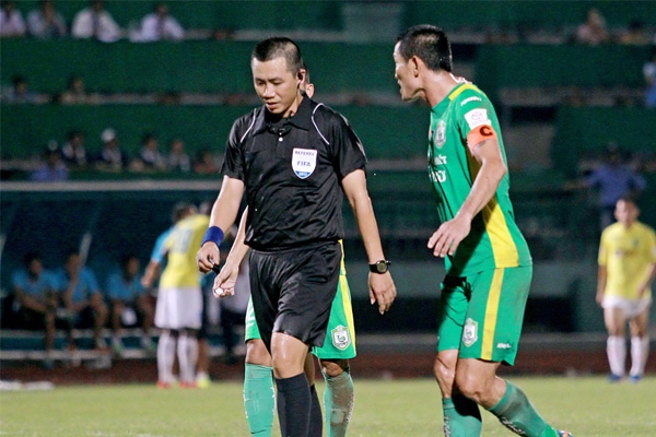 Cầu thủ giẫm lên người Thái Quý bị cấm thi đấu 3 trận