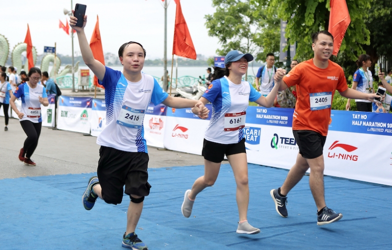 Li-Ning tiếp lửa đam mê- Chinh phục đường chạy Tây Hồ Half Marathon 2020