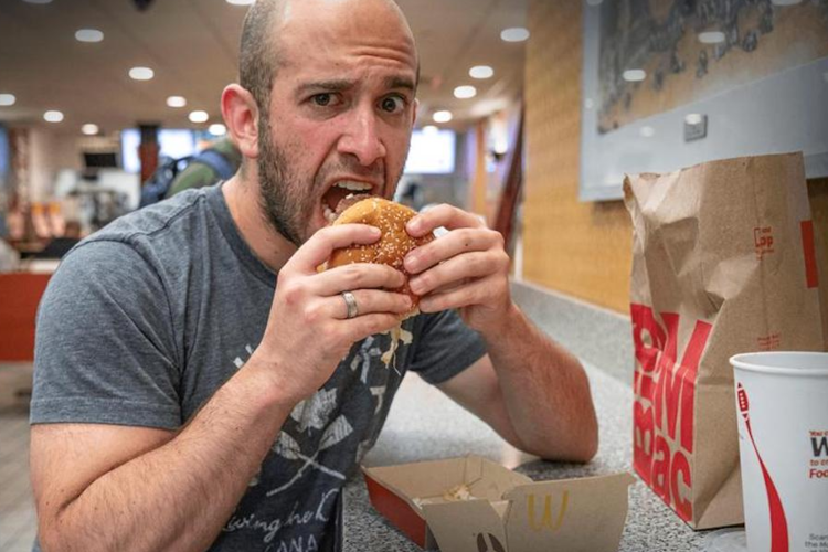 HLV thể hình nổi tiếng ăn Big Mac mỗi ngày mà vẫn giảm cân