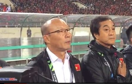 VIDEO: HLV Park cố kìm lòng trong màn Quốc ca ở trận CK AFF Cup