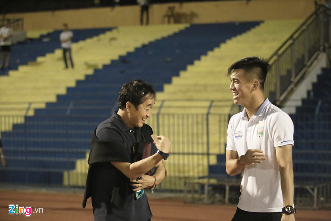 Trợ lý Lee Young Jin động viên Tiến Linh sau trận khai mạc V-League