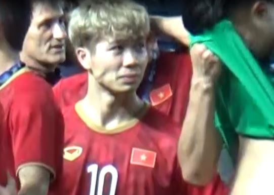 VIDEO: Tiến Dũng ôm Văn Thanh, Công Phượng nhìn vào khoảng không vô tận sau khi nhận HCB
