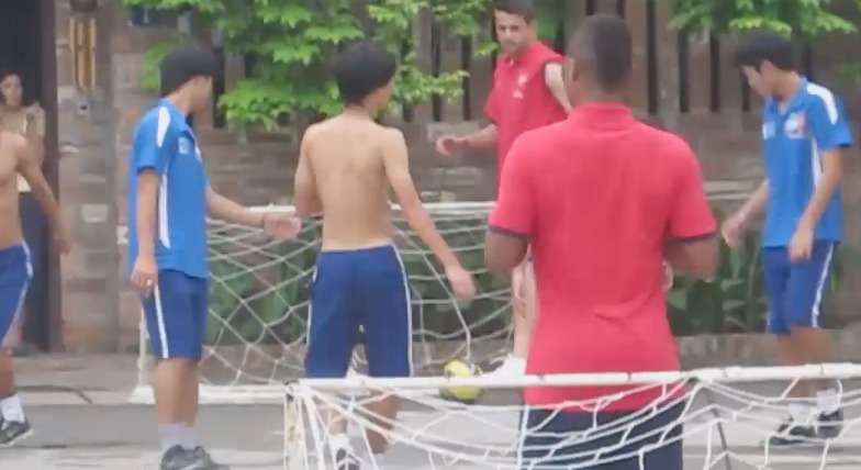 VIDEO: Công Phượng, Xuân Trường thời gầy còm, đen nhẻm đá bóng với sao Arsenal 