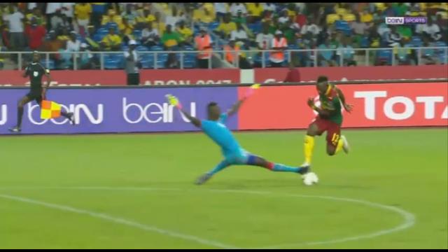 VIDEO: Thủ môn lao lên tắc bóng như Neuer ở CAN 2017