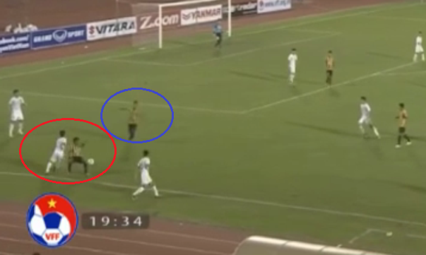 VIDEO: Hồng Duy xỏ háng liên tiếp 2 cầu thủ U23 Malaysia