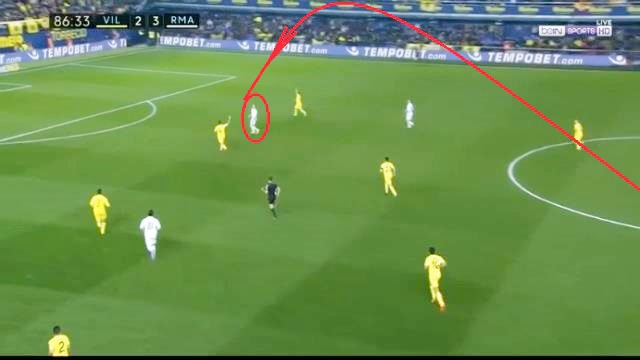 VIDEO: Pha khống chế bóng dính như keo dán của Ronaldo
