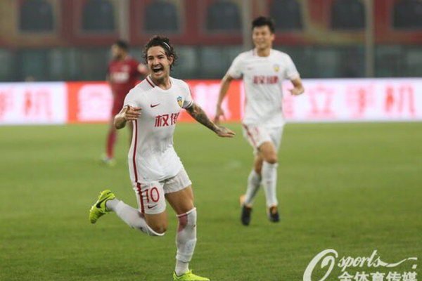 VIDEO: Pato lập cú đúp siêu phẩm khi đối đầu Hulk - Oscar