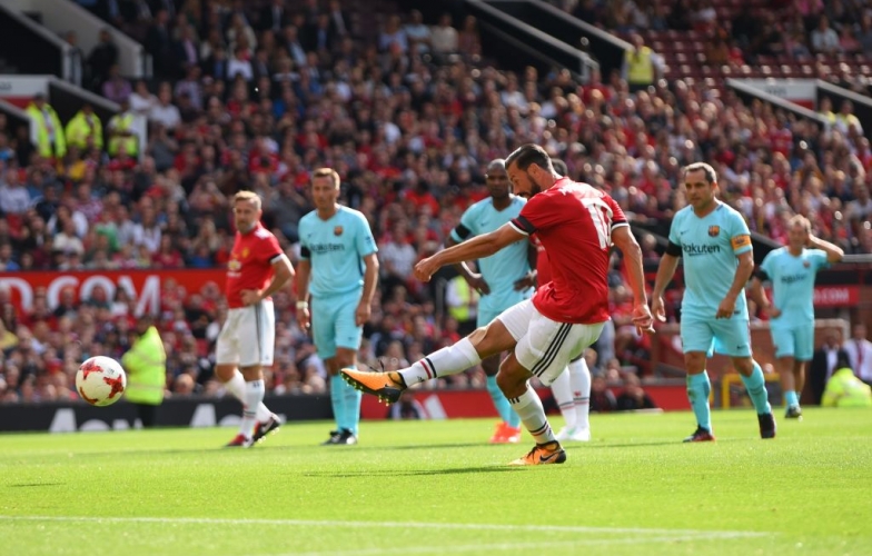 Highlights: Huyền thoại Man Utd 2-2 Barcelona