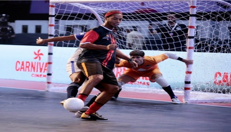 VIDEO: Ronaldinho tái xuất, 'quẩy nát' giải Premier Futsal Ấn Độ