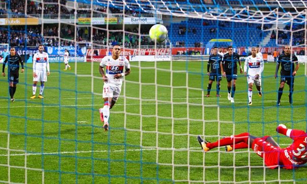 VIDEO: Depay sút panenka sỉ nhục đối phương, lập hattrick đẳng cấp