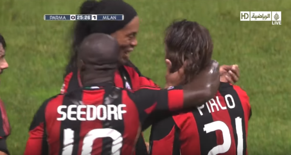 VIDEO: Pirlo sút xa khiến Ronaldinho, Ibra phải ngỡ ngàng