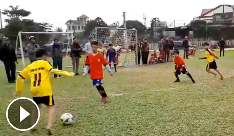 VIDEO: Cậu bé Hà Tĩnh gây sốt với khả năng chơi bóng cực đỉnh