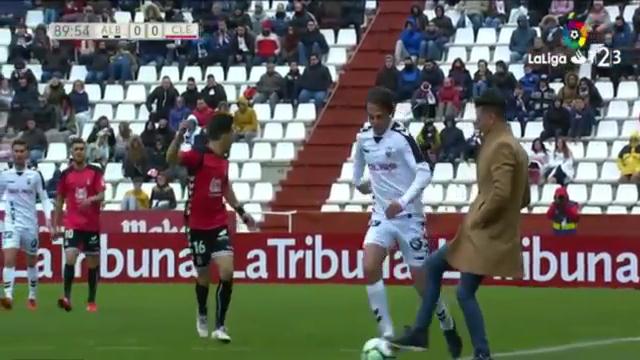 VIDEO: HLV ngang nhiên phá bóng trong sân ở La Liga 2