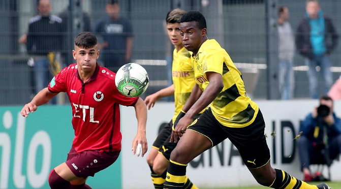 VIDEO: Thần đồng 13 tuổi ghi bàn ngoạn mục cho U17 Dortmund
