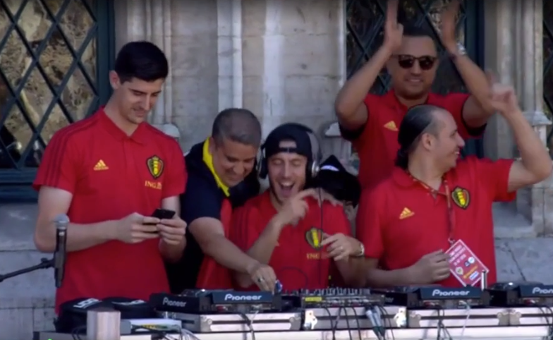 VIDEO: Hazard sắm vai DJ trong màn ăn mừng của ĐT Bỉ