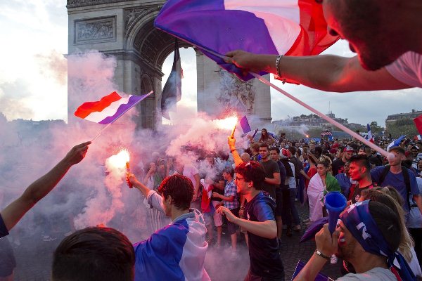 VIDEO: Hàng vạn CĐV Pháp ăn mừng chức vô địch tại Paris