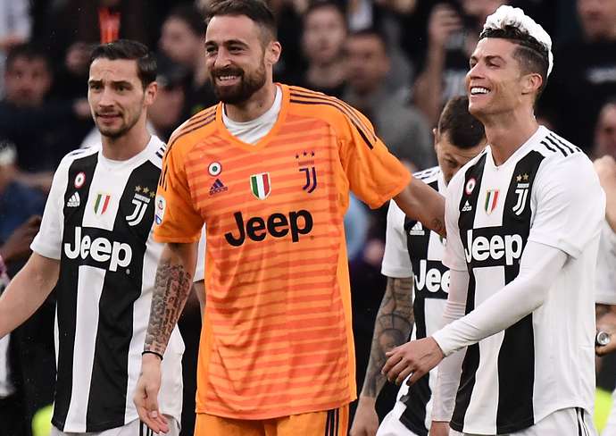 Vô địch Serie A, Juventus và Ronaldo lập kỷ lục kinh điển 