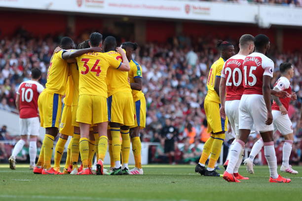 Arsenal bất ngờ gục ngã trên đường đua top 4
