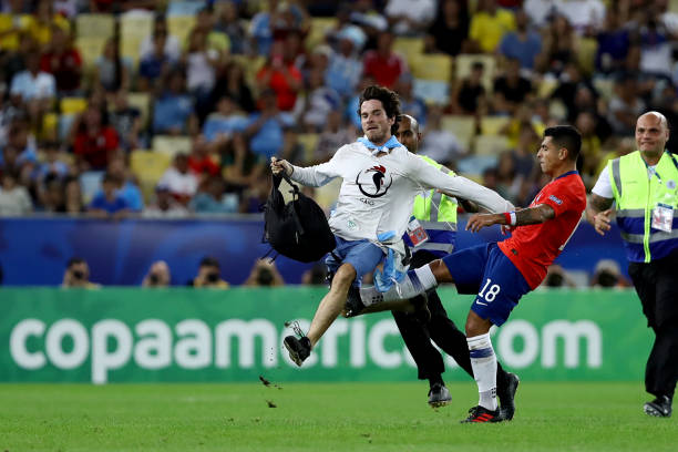 Sao Chile tung cước hạ CĐV gây rối tại Copa America 