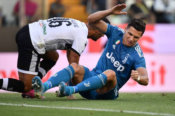 Đến lượt Ronaldo bị VAR làm hỏng ngày khai màn Serie A