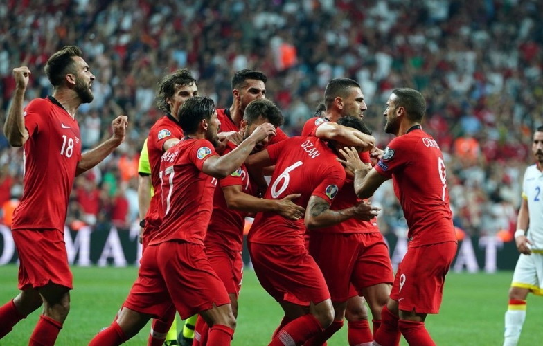 Hậu vệ cứu bóng không tưởng sau pha bẫy việt vị thảm họa nhất VL EURO 2020 