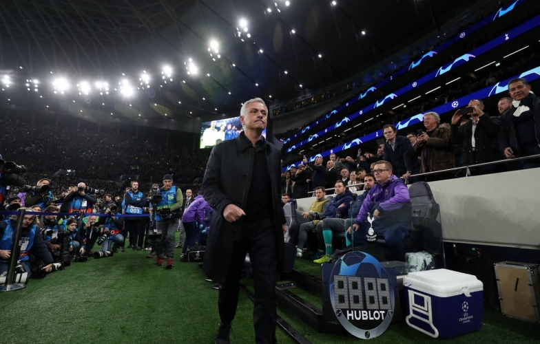 Mourinho hành động 'đốn tim' fan tại Champions League