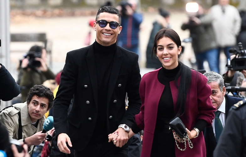 VIDEO: Ronaldo nhận siêu xe nhân ngày sinh nhật