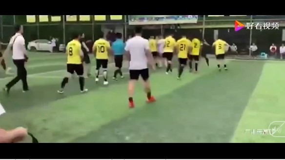 Cầu thủ Trung Quốc biến sân bóng thành võ đài với màn rượt đuổi như phim