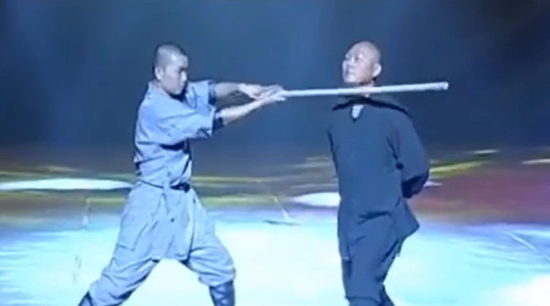 VIDEO: Võ sư Thiếu Lâm vận công biểu diễn đỡ đòn gậy bằng cổ